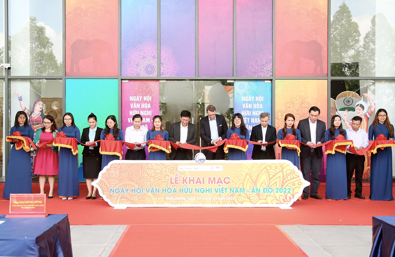 các đại biểu cắt băng khai mạc Ngày hội văn hóa hữu nghị Việt Nam-Ấn Độ 2022.